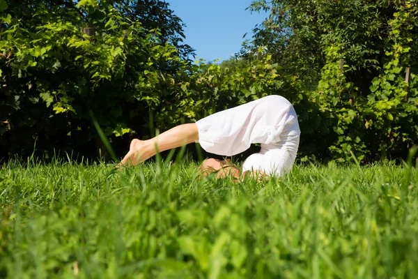 Yoga i parken — Stockfoto